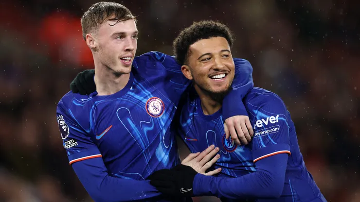 Cole Palmer y Jadon Sancho en la victoria de Chelsea sobre Southampton en la Premier League 2024/25.