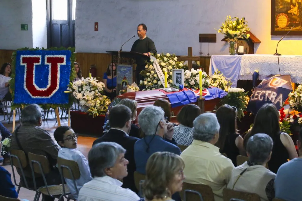 U de Chile presente en el funeral del Doctor Orozco. Foto:   Sebastian Nanco/Aton Chile