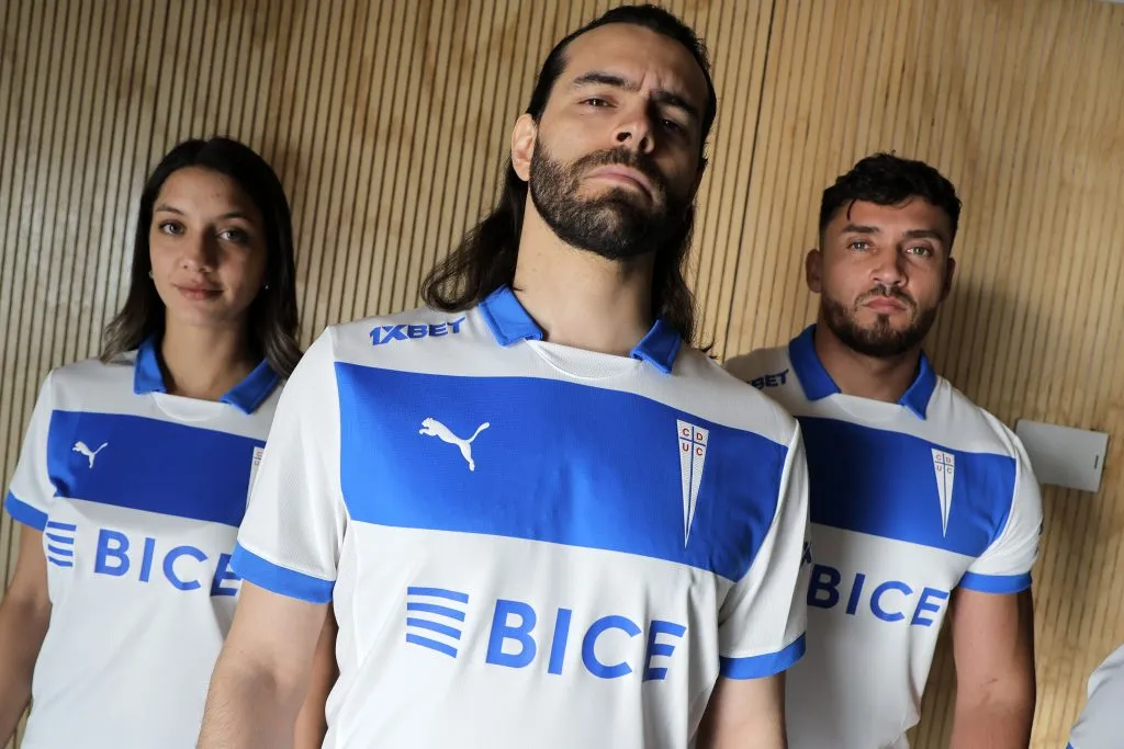 Universidad Católica lanzó su nueva indumentaria para el 2025 con una novedad: la franja azul en el pecho. Foto: Javier Torres/Photosport