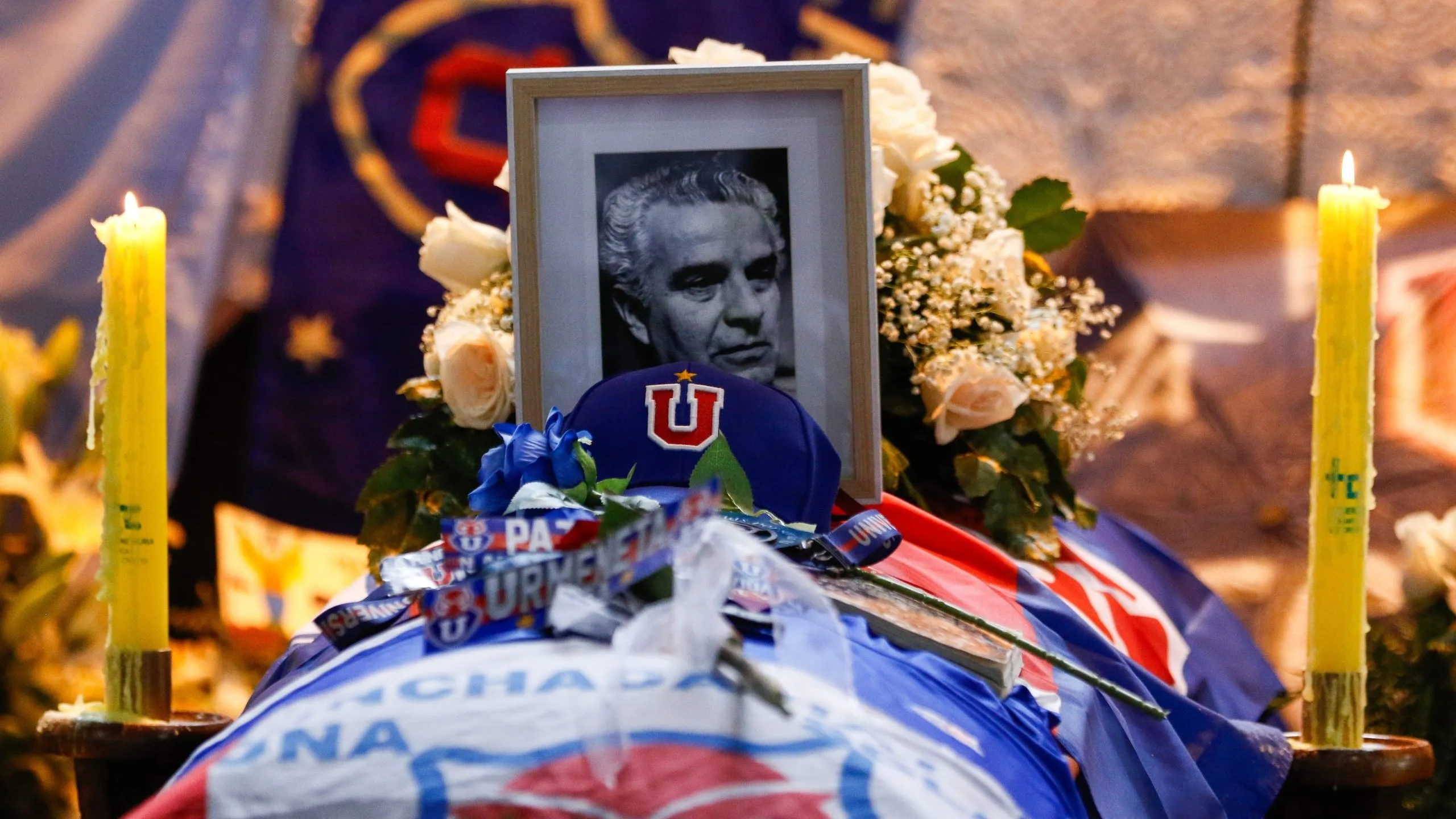 El funeral del Doctor Orozco con los hinchas de Universidad de Chile. Foto:   Sebastian Nanco/Aton Chile