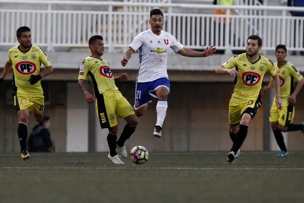 Pepe Rojas y el citado Álvaro Césped aguanta la marca de Lolo Reyes. (Ramon Monroy/Photosport).