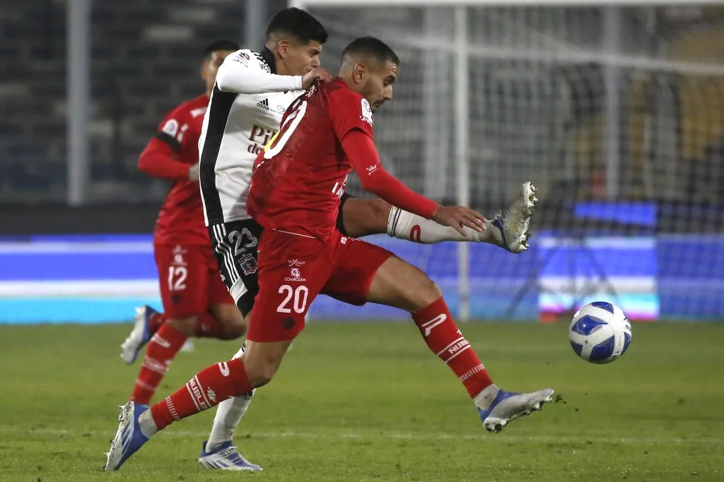 Federico Mateos en acción frente a Colo Colo en el Monumental. (Jonnathan Oyarzun/Photosport).