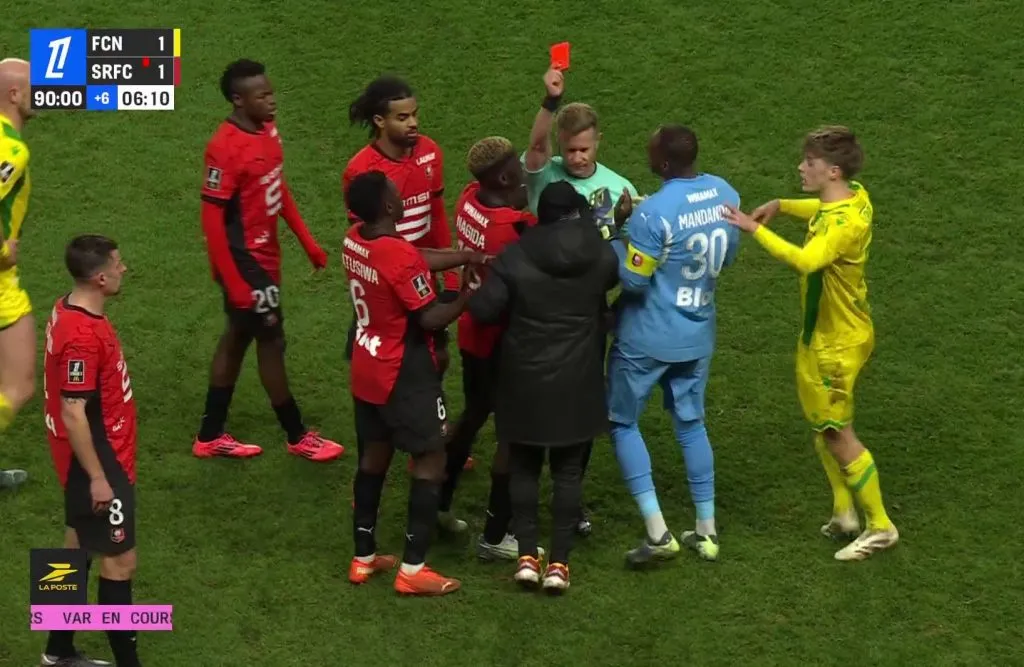 Sampaoli entró a la cancha y recibió la roja directa