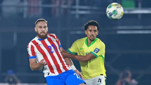 Isidro Pitta aguanta la marca del brasileño Marquinhos.