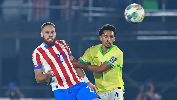 Isidro Pitta aguanta la marca del brasileño Marquinhos.