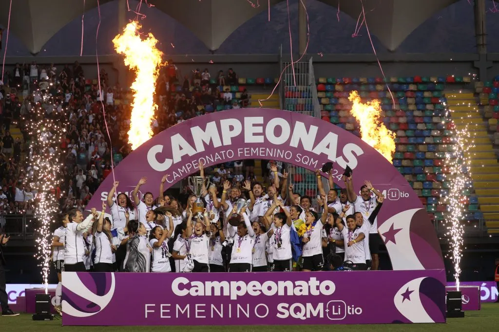 Así festejó Colo Colo el título que le ganó a Universidad de Chile. (Dragomir Yankovic/Photosport).