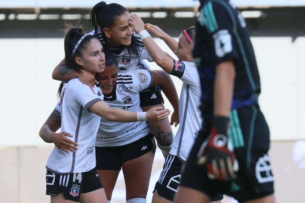 Caszely se alegra por el triunfo de Colo Colo Femenino ante la U en la final