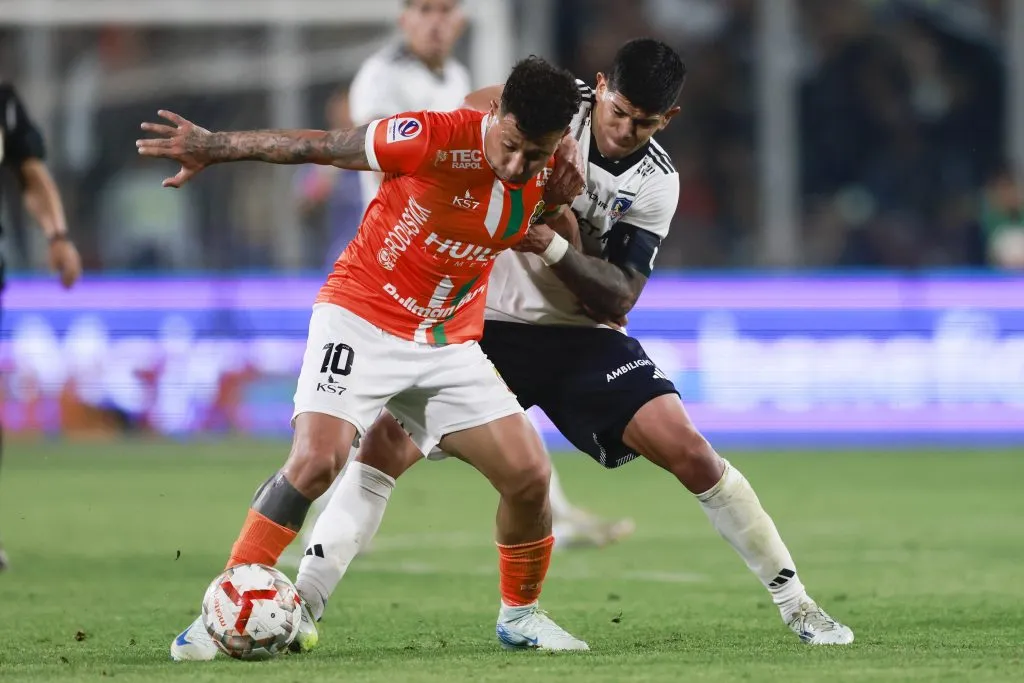 Leonardo Valencia ante Colo Colo en el Monumental. (Felipe Zanca/Photosport).