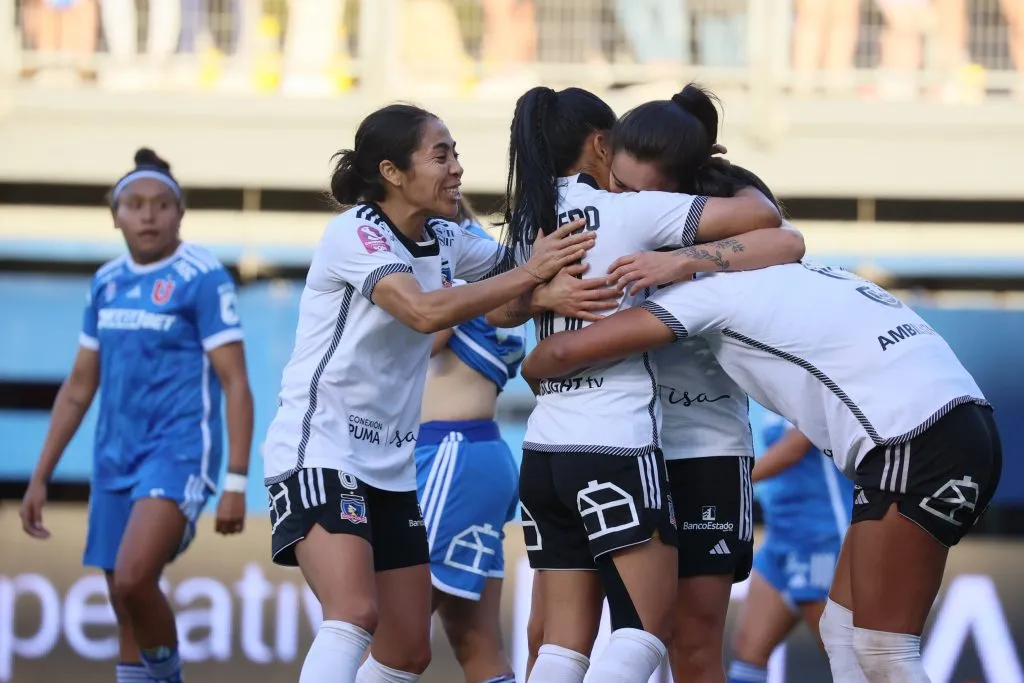 Yesenia López (a la izquierda) festeja con sus compañeras de Colo Colo