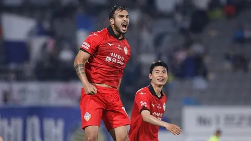 Este portentoso atacante chileno tiene experiencia en Asia.