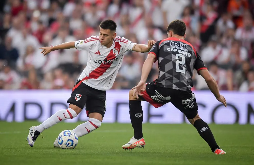Claudio Echeverri en acción por River Plate. (Marcelo Endelli/Getty Images).