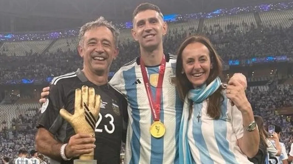 Gustavo Goñi junto a Emiliano Martínez tras la final del mundo en Qatar 2022. (Captura).