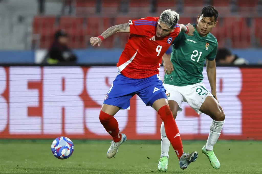 Carlos Palacios frente a Bolivia en las Eliminatorias 2026. (Foto: Andrés Piña/Photosport).