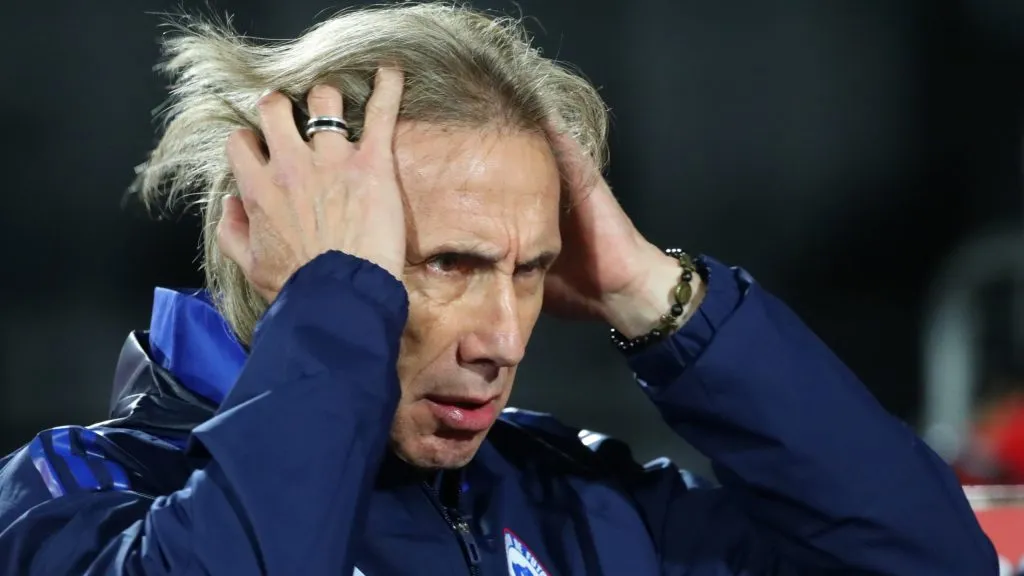 Ricardo Gareca fue provocado por todo Perú en su regreso con Chile. Foto: Photosport.