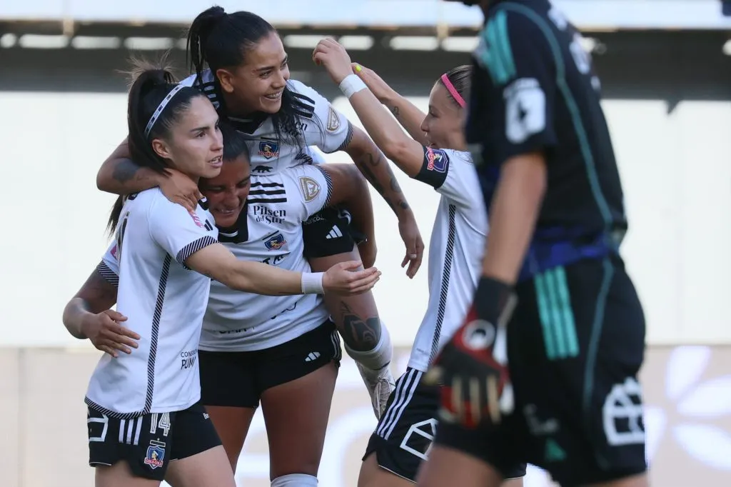 La jugadora de Colo Colo Javiera Grez celebra su gol contra Universidad de Chile. (Photosport)