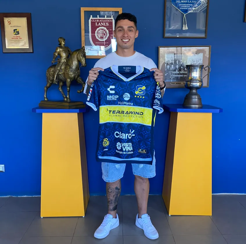 Joaquín Moya posa con la camiseta de Everton. (Captura Everton).