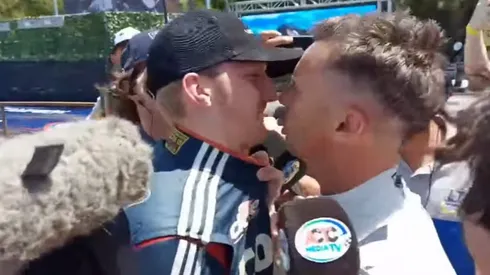 Leonel Pernia agarra del cuello a Andy Jakos