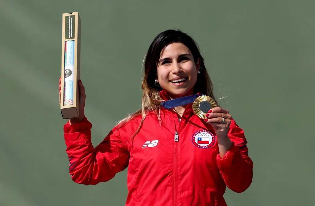 La medallista de oro, Francisca Crovetto, celebra en el podio en la ceremonia de medallas de Tiro Skeet Femenino en los Juegos Olímpicos de París 2024.