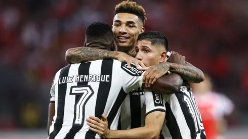 Los jugadores de Botafogo festejan uno de los tantos ante Internacional en el Brasileirão 2024.
