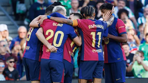 Los jugadores de Barcelona festejan el gol de Robert Lewandoski ante Real Betis en LaLiga 2024/25.