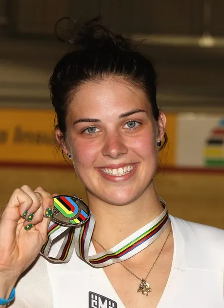 Melissa Hoskins posa con su medalla tras terminar segunda en la carrera SScratch femenina durante la tercera jornada de los Campeonatos del Mundo de Ciclismo en Pista UCI 2012 | Getty Images