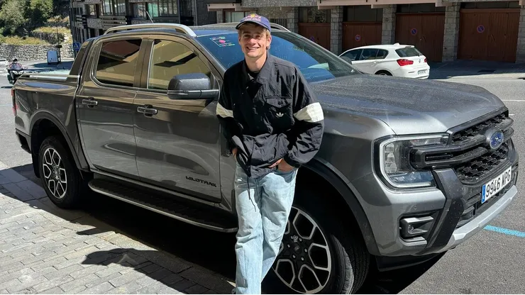 El deportista nacional fue criticado por intervenir en las dunas con su camioneta.