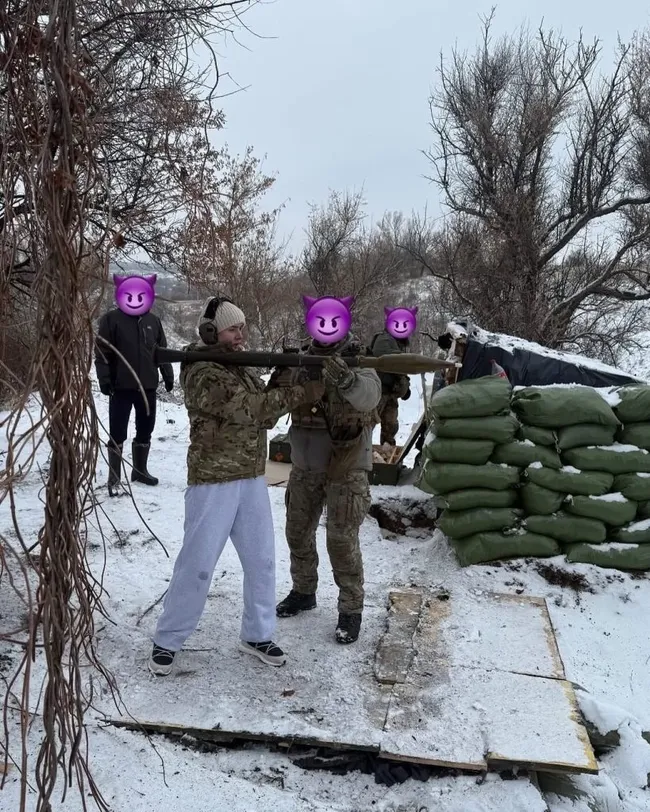 Elina Svitolinan armada con un lanzacohetes y disparando una ametralladora | @elisvitolin