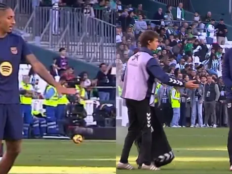 Raphinha y Szczęsny se burlan de un recogepelotas