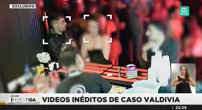 En las imágenes publicadas por Mega, se aprecia a Jorge Valdivia junto a la segunda denunciante