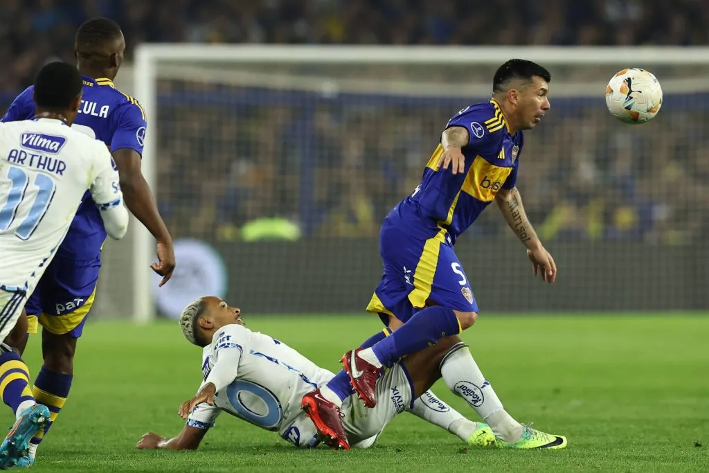 Gary Medel en acción ante Cruzeiro. (Foto: Alejandro Pagni | Imago).