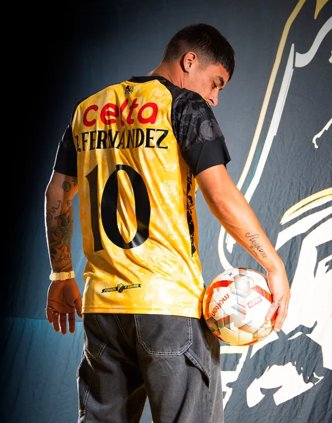 Brian Fernández con la “10” del Barbón. (Foto: Coquimbo Unido).