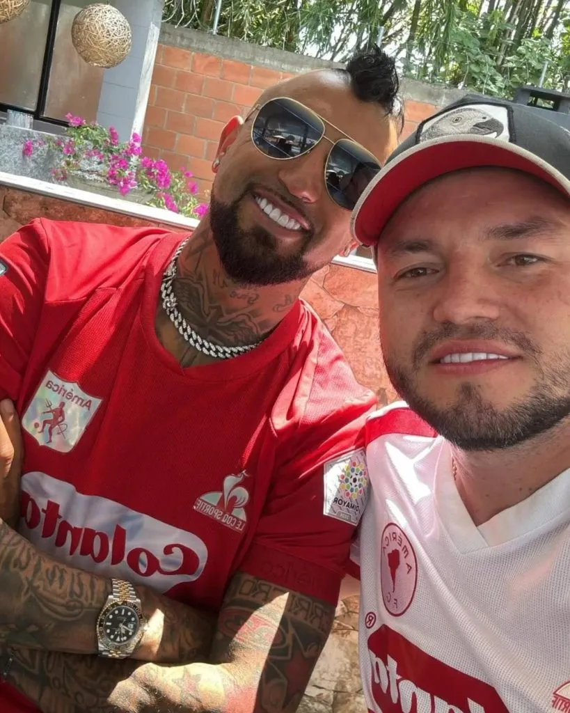 Arturo Vidal posó con la camiseta del América de Cali.