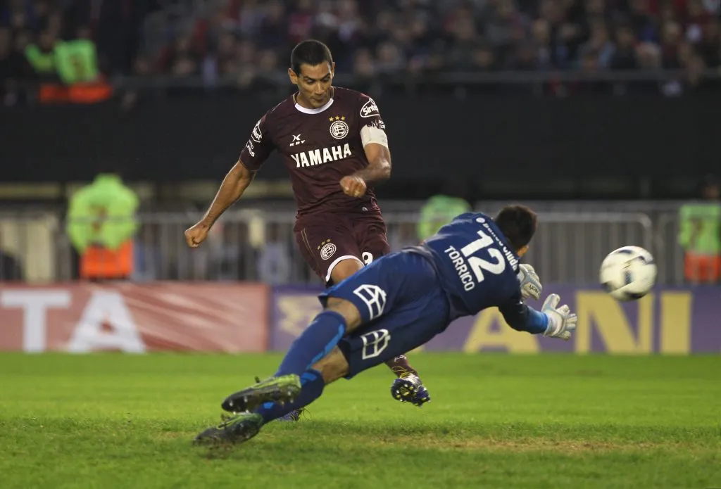 José Sand anota uno de los 173 goles que marcó con Lanús. (Foto: Imago).