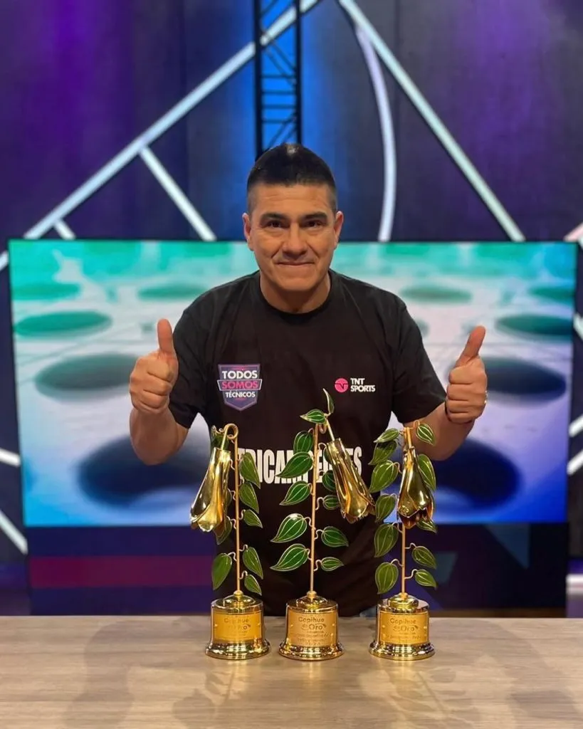 Marcelo Vega festeja el Copihue de Oro de Todos Somos Técnicos, premiado tres años seguidos. (Captura Instagram).