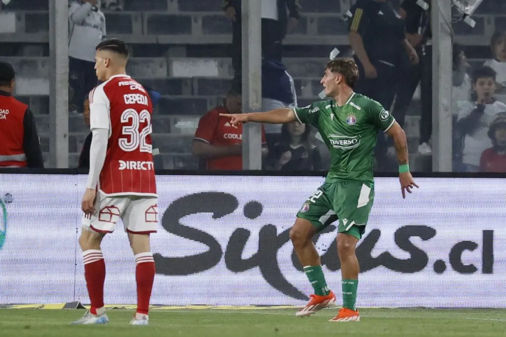 Así celebró Alessandro Riep uno de los cuatro goles que anotó en el Campeonato Nacional 2024. (Dragomir Yankovic/Photosport).
