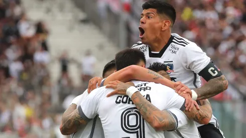 Colo Colo celebra la apertura de la cuenta ante Deportes Iquique en el Monumental.
