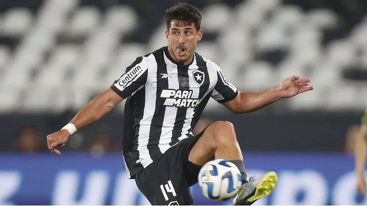 Gabriel Pires en acción por Botafogo, donde fue dirigido por Tiago Nunes.