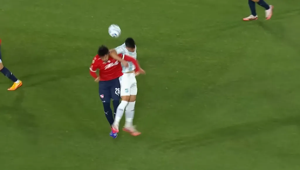 El codazo que le costó la roja directa a Marcelo Estigarribia