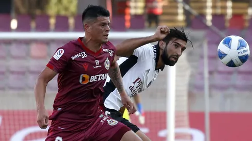 Marcelo Estigarribia enfrenta la marca de Emiliano Amor en un Deportes La Serena ante Colo Colo.