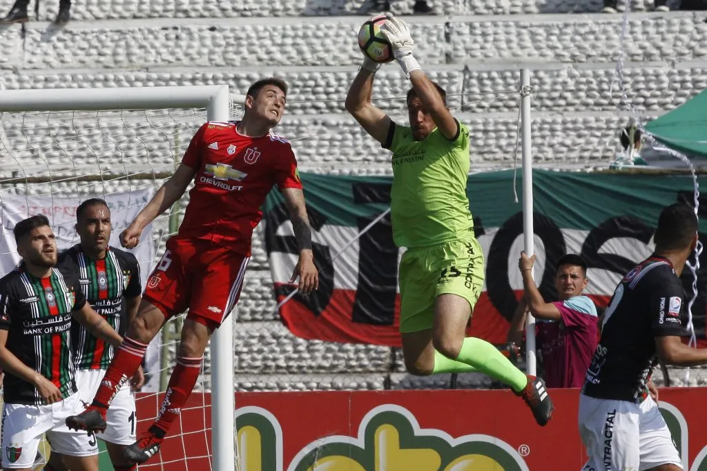 Sebastián Pérez en acción por Palestino ante U de Chile. (Ramon Monroy/Photosport).