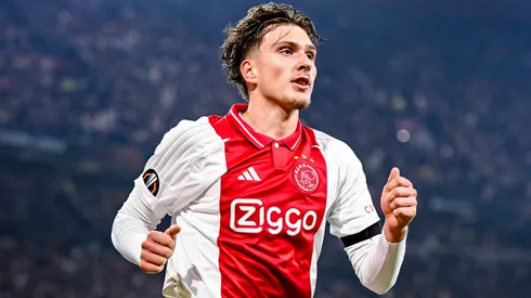 Mika Godts, delantero de Ajax, celebrando uno de los goles contra Maccabi Tel Aviv en la UEFA Europa League 2024/25.