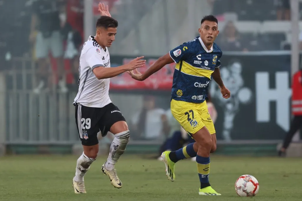 Rodrigo Contreras aguanta la marca de Guillermo Paiva, quien ya se despidió del Cacique. (Dragomir Yankovic/Photosport).
