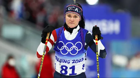 Joanne Reid durante el sprint de 7,5 km de biatlón femenino en el Centro Nacional de Biatlón de los Juegos Olímpicos de Invierno de Pekín 2022.