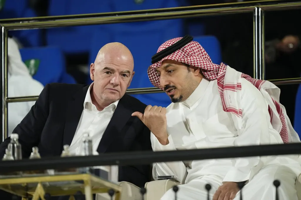Infantino y sus amigos árabes: Guarello furioso por la hipocresía con Chile como ejemplo. (Foto: Imago)