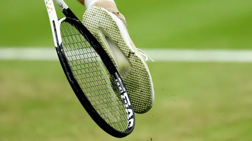 Tenista golpea su zapato con la raqueta.