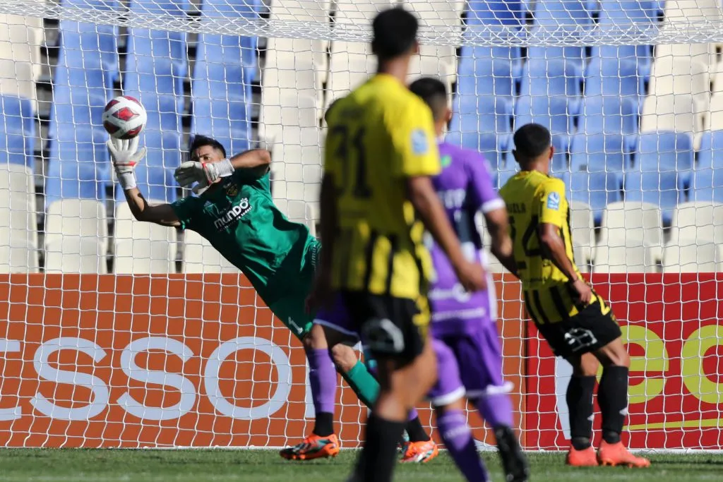 Nery Veloso ante Deportes Concepción. (Eduardo Fortes/Photosport).