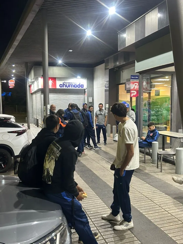Los jugadores de U de Chile se tuvieron que bañar y cambiar de ropa en una estación de servicio.