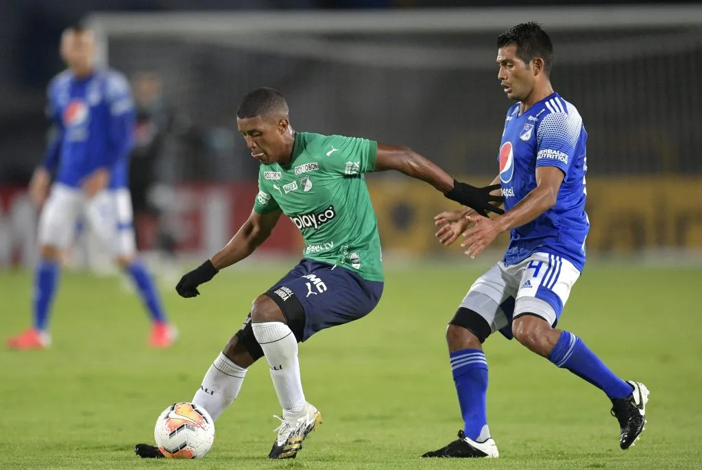 Jhohan Valencia en acción por Deportivo Cali de Colombia. (Raul Arboleda – Pool/Getty Images).