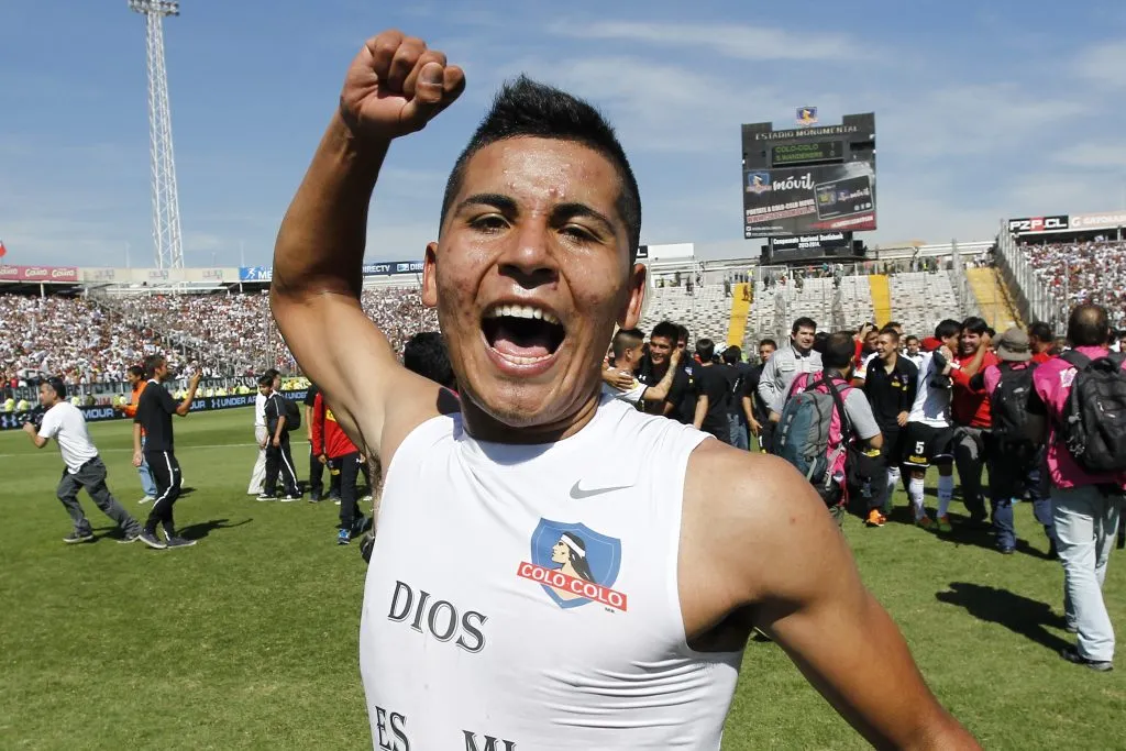 Luis Pavez festejó así el triunfo ante Wanderers que significó la estrella 30. (Marcelo Hernández/Photosport).