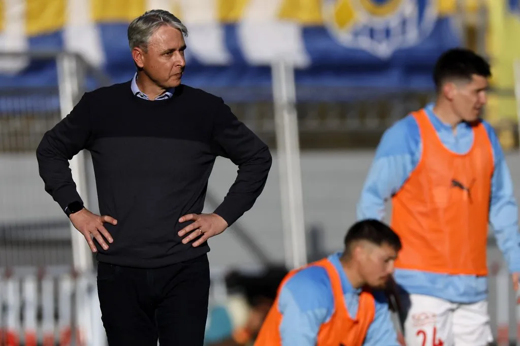 Tiago Nunes vio in-situ a Tomás Asta-Buruaga en el duelo entre la UC y Everton. (Andrés Piña/Photosport).